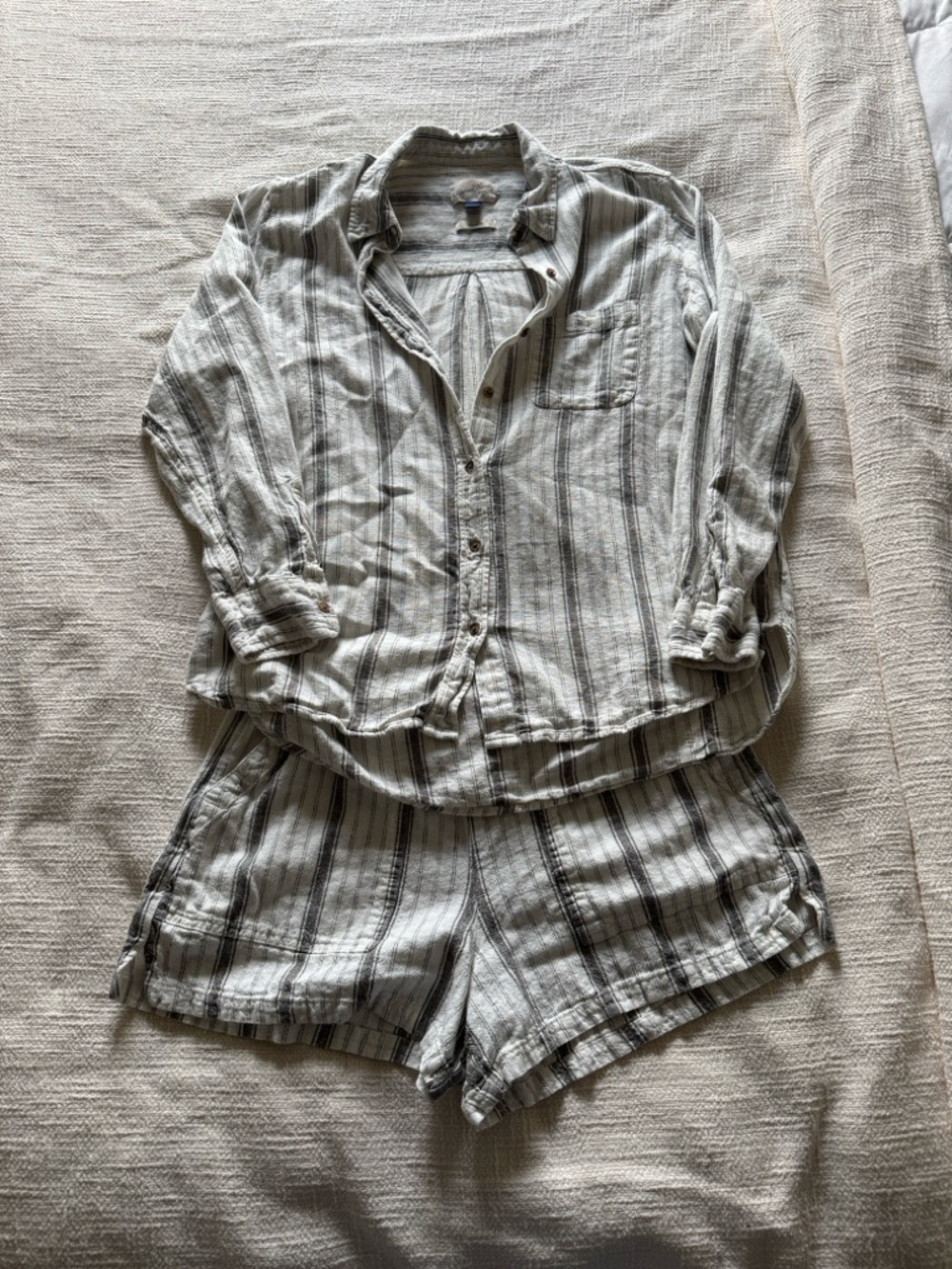 Universal Thread White and Gray Striped Set